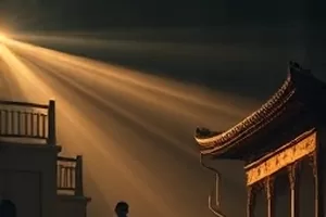拾光者剧照，老人坐在窗边修理一台旧钟