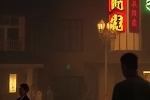 纪录片江河纪年剧照，江面渡轮驶过雾气弥漫的河道