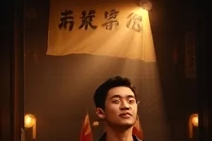 纪录片匠人手记剧照，一双布满纹路的手正在打磨木料