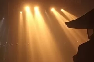 纪录片盐田四季剧照，盐田水面倒映着成排的结晶池